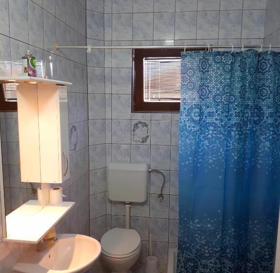 اتاق استاندارد با سرویس بهداشتی مشترک, Edelweiss Hostel