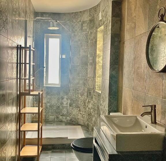 اتاق استاندارد با بالکن و چشم‌انداز دریا, The Globetrotter's Inn