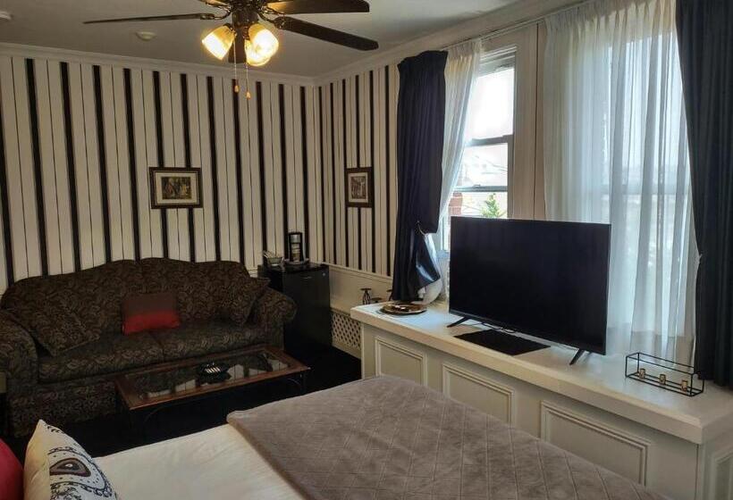Suite with lake view, The King George Inn