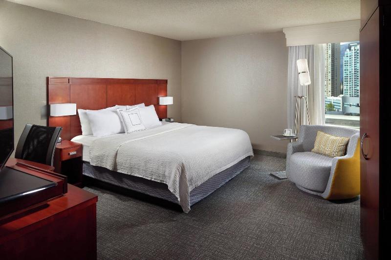 חדר סטנדרט עם מיטת קינג, Courtyard By Marriott Atlanta Buckhead