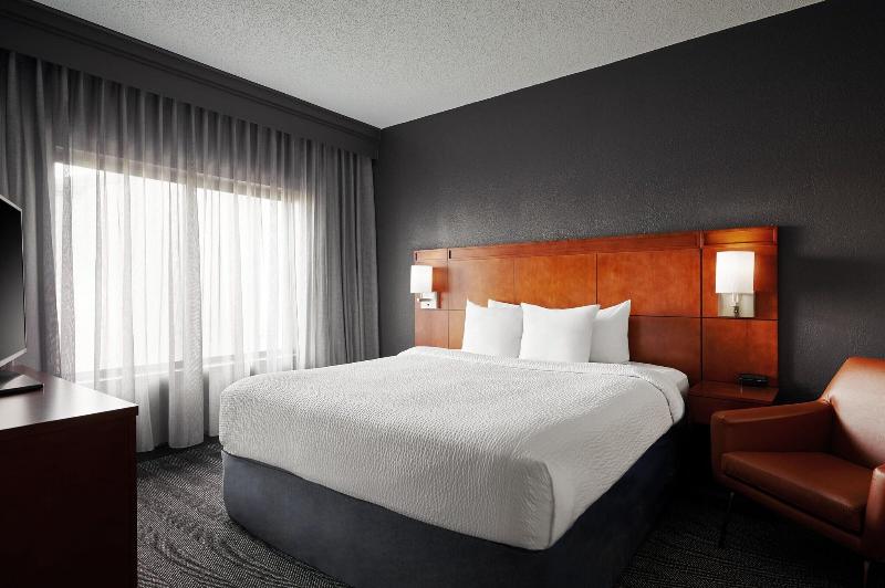 带大床的套房, Courtyard By Marriott St. Louis Downtown West