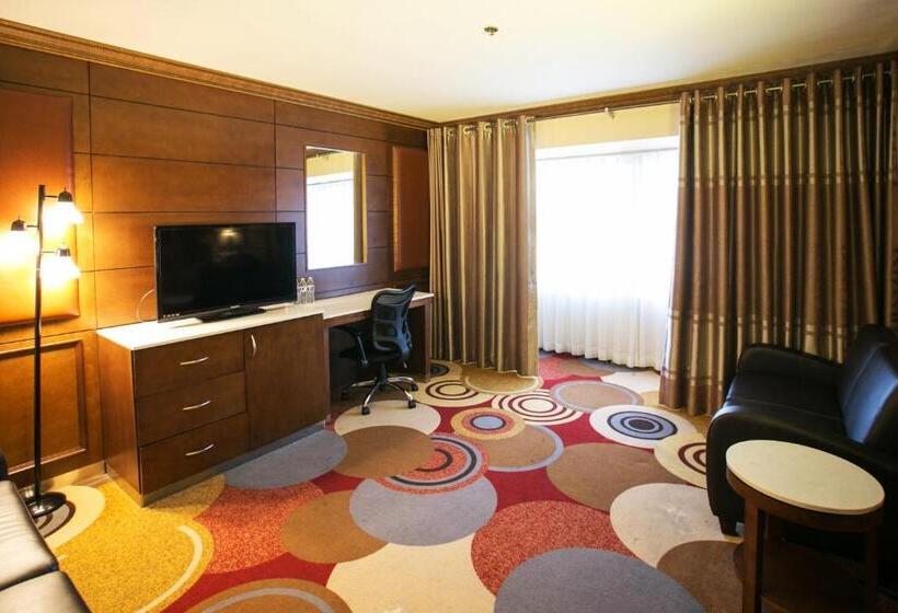 Family Suite, La Crystal Hotel  Los Angeles Long Beach Area