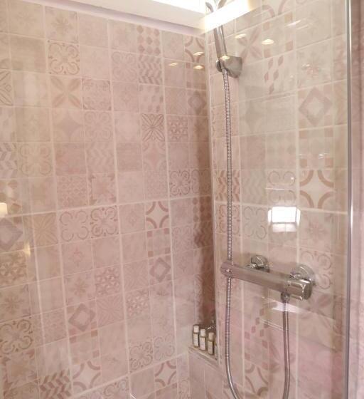اتاق استاندارد با تخت بزرگ, Hôtel Saint Georges