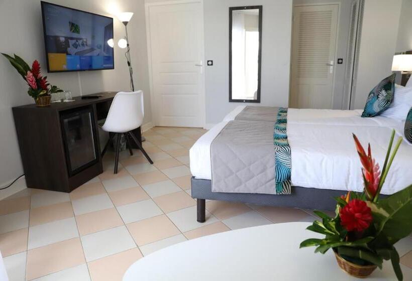 اتاق استاندارد سه تخته با چشم‌انداز استخر, Hôtel Saint Georges