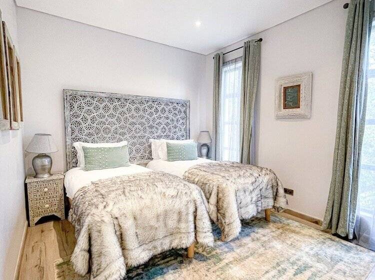 Superior Room, Latitude 0 Degrees