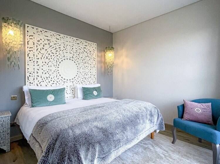 Superior Room, Latitude 0 Degrees