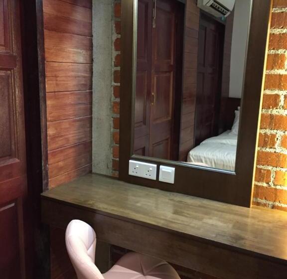 주니어 스위트, Little Kampung Studio