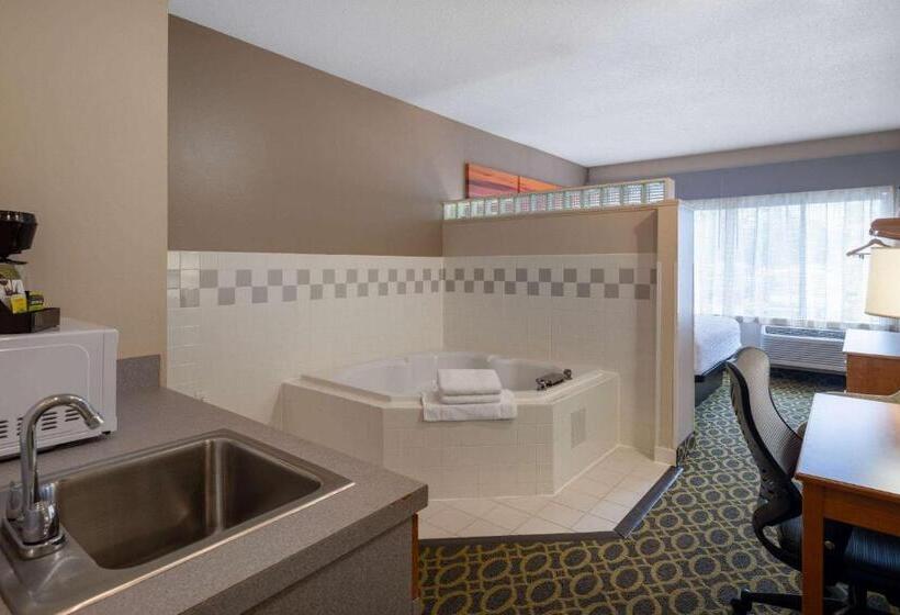 스위트 킹사이즈 침대, Days Inn & Suites By Wyndham Madison