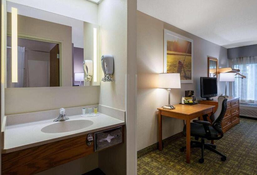 자쿠지 스위트, Days Inn & Suites By Wyndham Madison