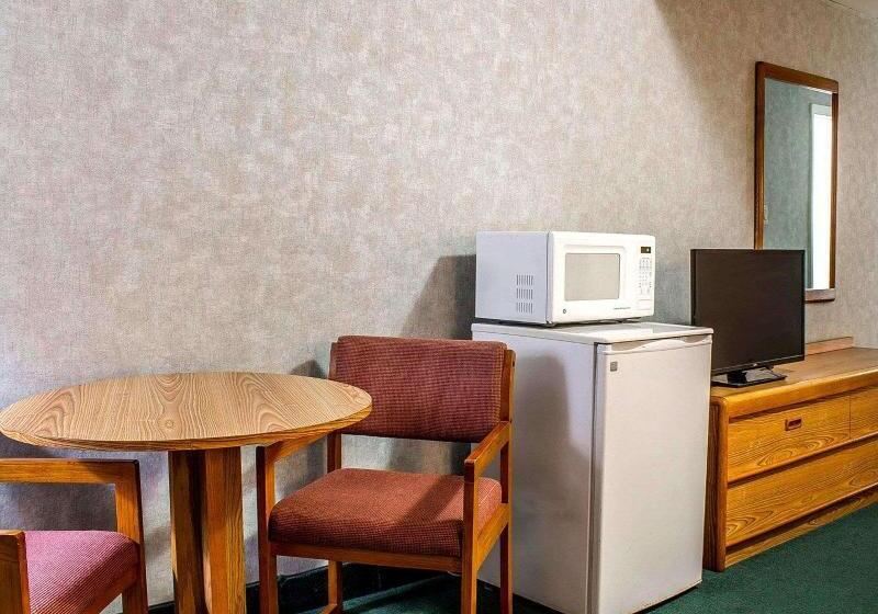 스탠다드 룸 킹사이즈 침대, Rodeway Inn Moosic  Scranton