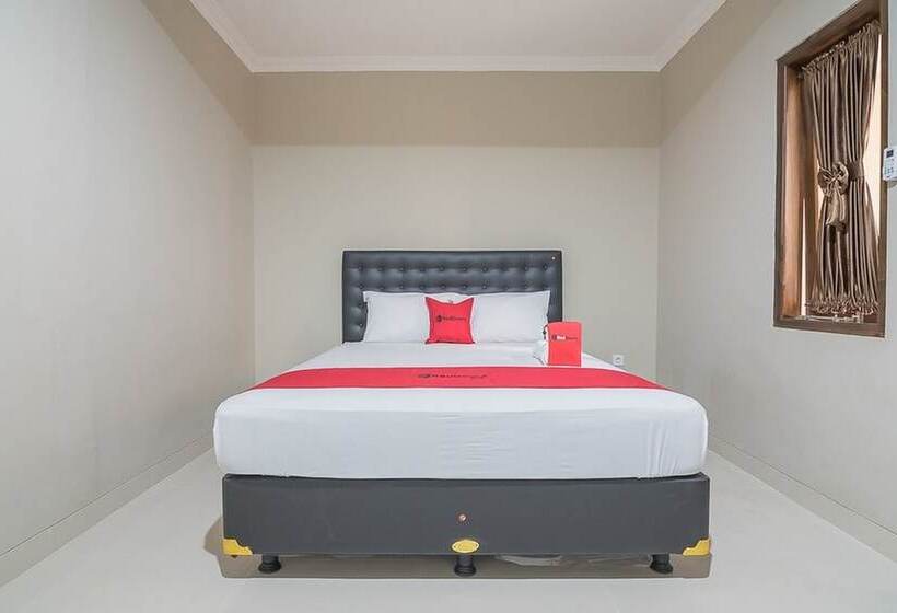 Номер Deluxe, Reddoorz Near Ambarukmo Yogyakarta 2