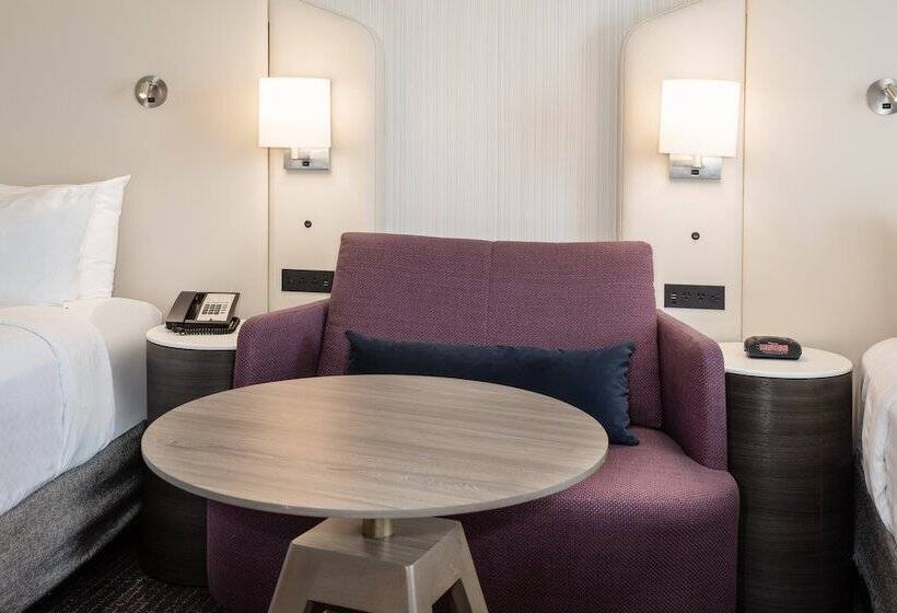 带2个双人床的标准工作室, Crowne Plaza Kansas City Downtown, An Ihg