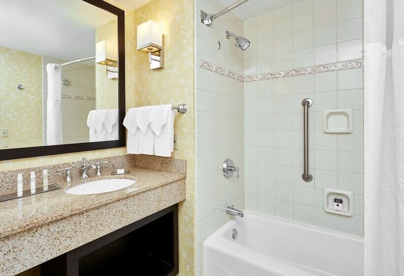 اتاق استاندارد با 2 تخت دوبل, Doubletree By Hilton Charlotte Uptown
