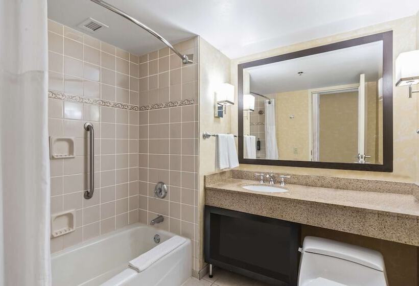 اتاق استاندارد با 2 تخت دوبل, Doubletree By Hilton Charlotte Uptown