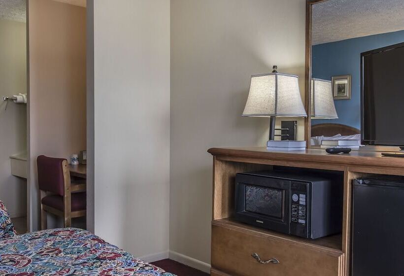 带2个双人床的标准工作室, Rodeway Inn Jackson