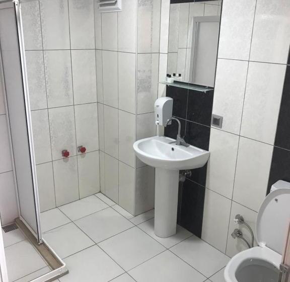 Quarto Triplo Estandar, Gunes Otel