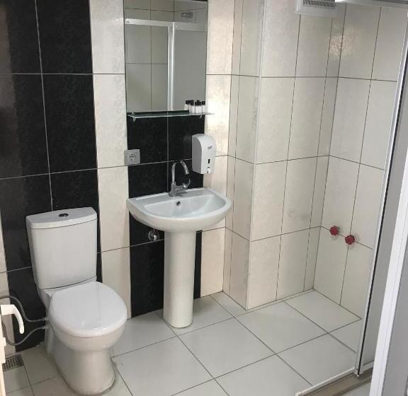 Quarto Quádruplo Estandar, Gunes Otel