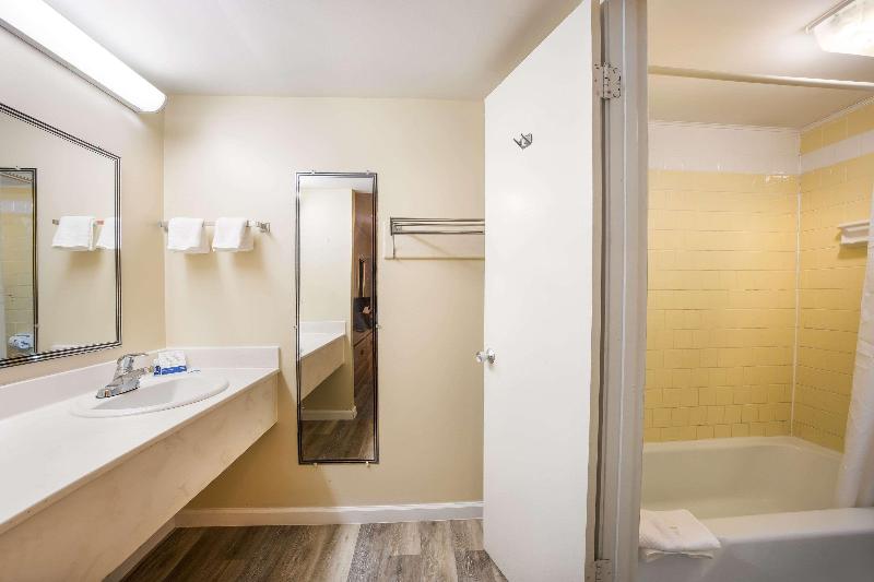 스탠다드 룸 킹사이즈 침대, Rodeway Inn