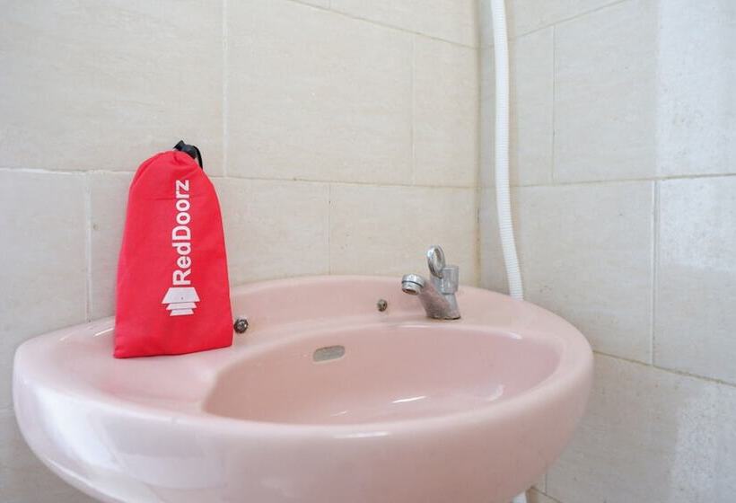 Номер Deluxe, Reddoorz Near Taman Kota Kendari
