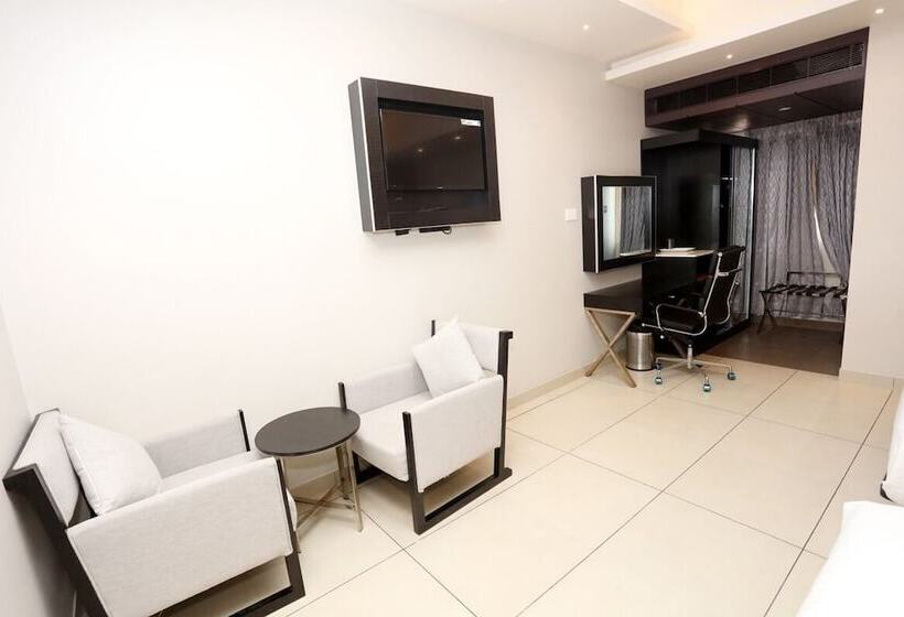 Deluxe Triple Room, Lnb Residency