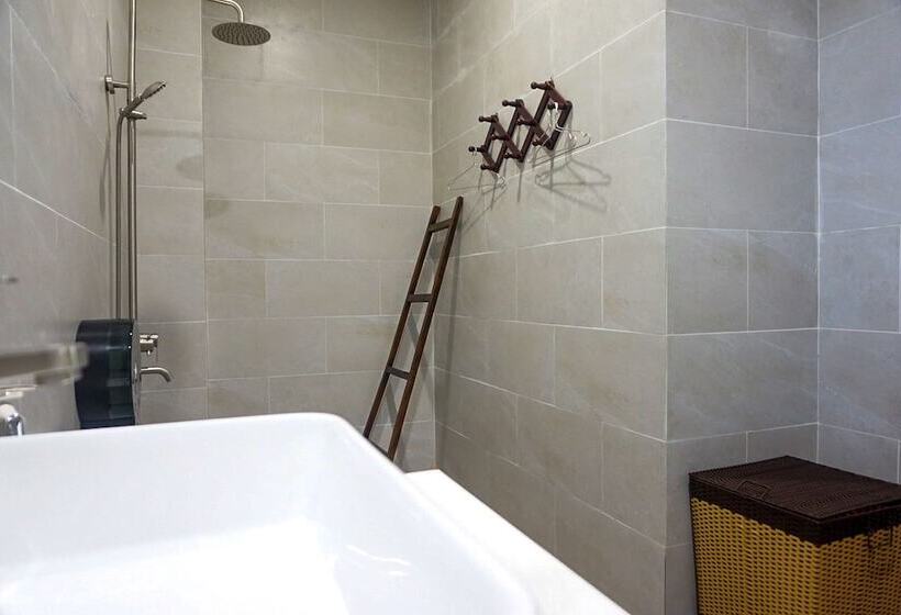 اتاق لوکس با چشم‌انداز استخر, Kingo Retreat Resort