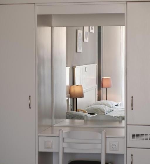 Economy Triple Room, Athina