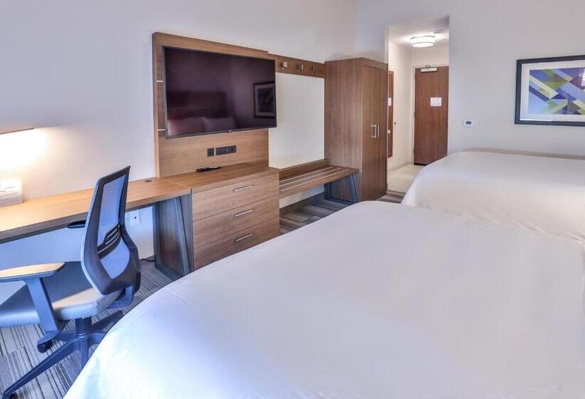 חדר סטנדרט מותאם לאדם עם מוגבלויות, Holiday Inn Express & Suites   Nashville Metrocenter Downtown, An Ihg