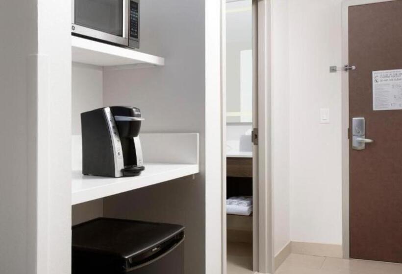 חדר סטנדרט עם מיטת קינג, Holiday Inn Express & Suites   Nashville Metrocenter Downtown, An Ihg