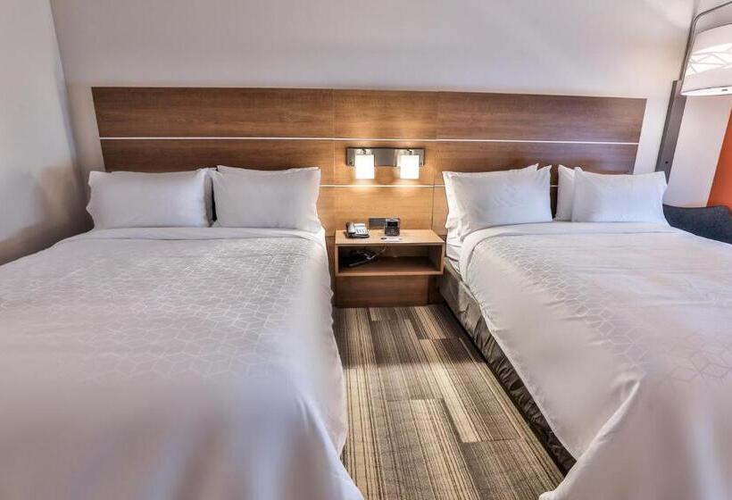 סוויטה מותאמת לאדם עם מוגבלויות, Holiday Inn Express & Suites   Nashville Metrocenter Downtown, An Ihg