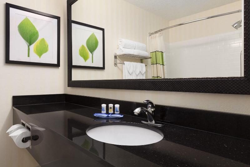 اتاق استاندارد با تخت بزرگ, Americinn By Wyndham Topeka