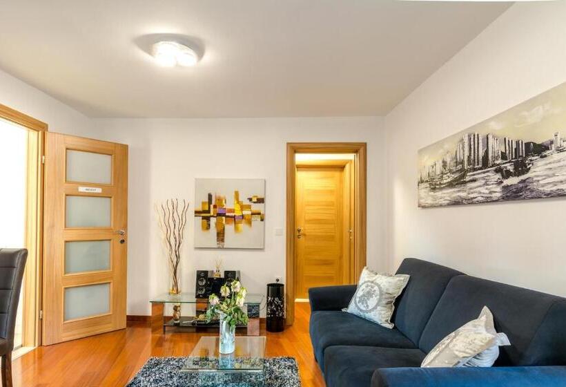 דירת חדר עם טרסה, Apartments And Rooms With Wifi Split   16550