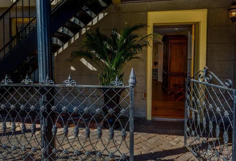 스탠다드 룸 킹사이즈 침대, The Gastonian, Historic Inns Of Savannah Collection