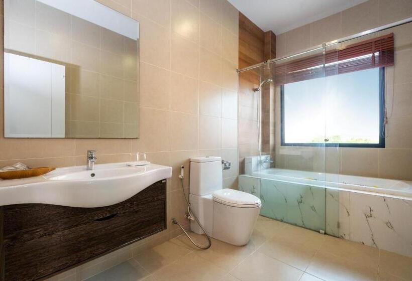 اتاق لوکس با چشم‌انداز استخر, The Thames Pool Access Resort & Villa   Sha Extra Plus