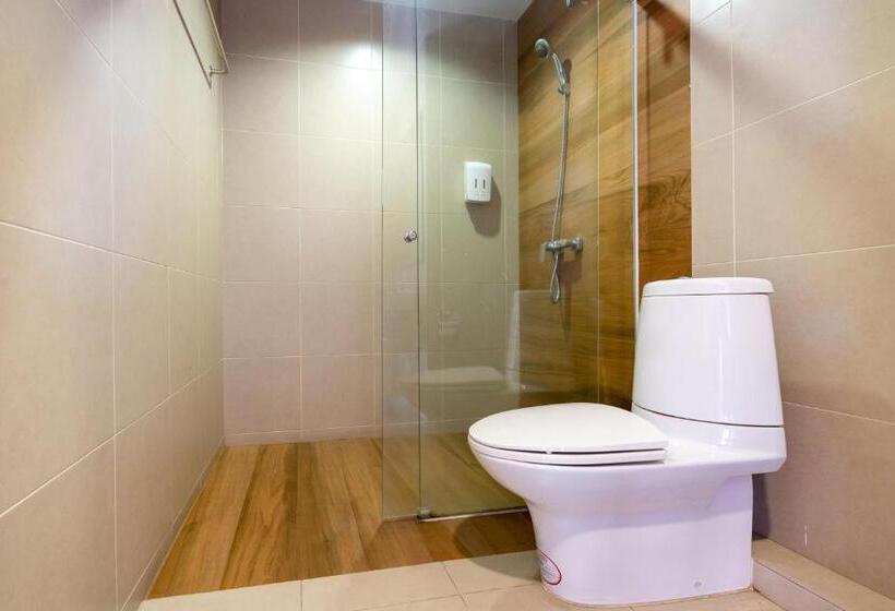 Habitació Quàdruple Estàndard amb Balconada, The Thames Pool Access Resort & Villa   Sha Extra Plus