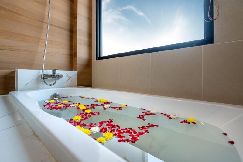 اتاق لوکس با چشم‌انداز استخر, The Thames Pool Access Resort & Villa   Sha Extra Plus