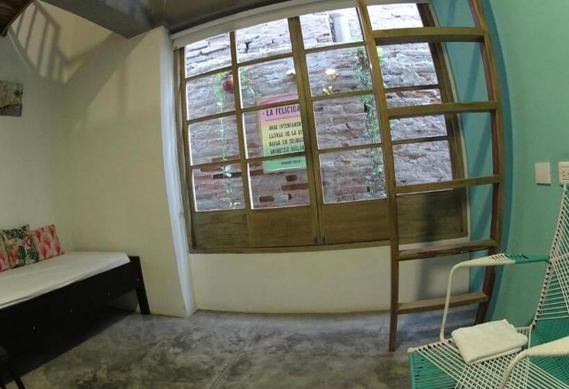 اتاق استاندارد سه نفره, Imagine Hostel