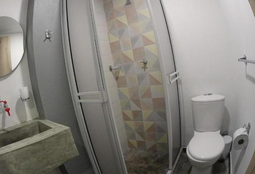 اتاق استاندارد سه نفره, Imagine Hostel