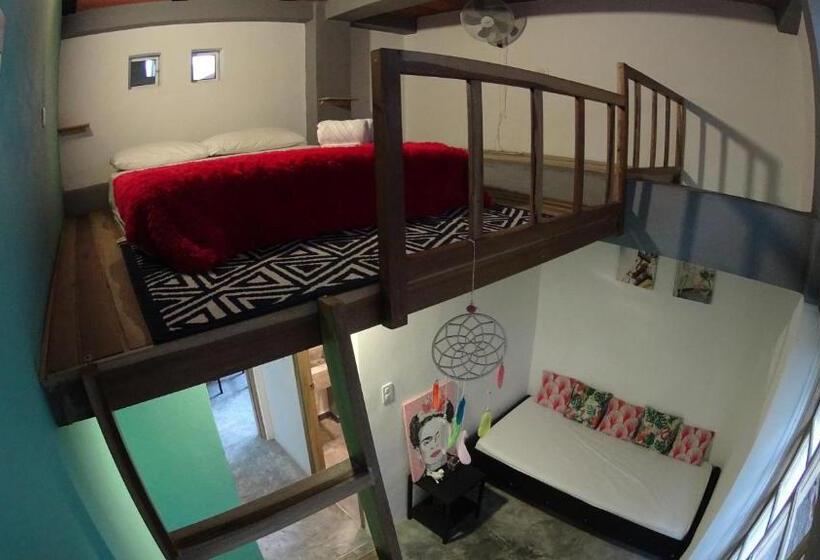 اتاق استاندارد سه نفره, Imagine Hostel