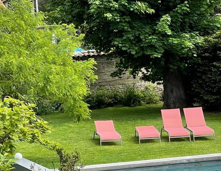 Quarto standart vista jardim, Aux Tourelles 1888   Tres Proche Lyon