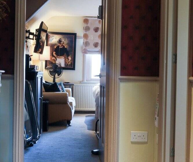 اتاق استاندارد سه نفره, The Kingsbury 7even 8ight