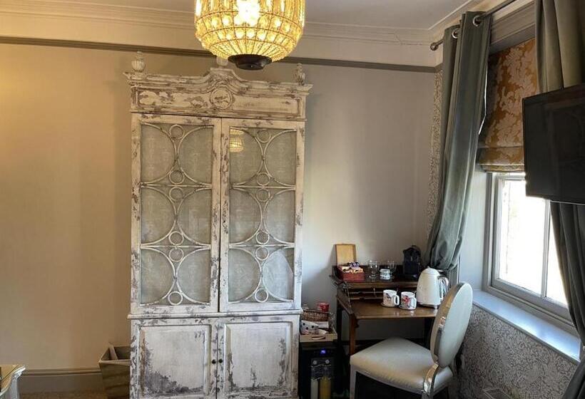 اتاق سوپریور با تخت بزرگ, The Kingsbury 7even 8ight