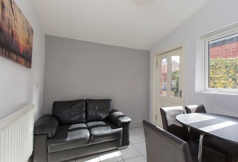 اتاق استاندارد با سرویس بهداشتی مشترک, Townhouse @ Electricity Street Crewe