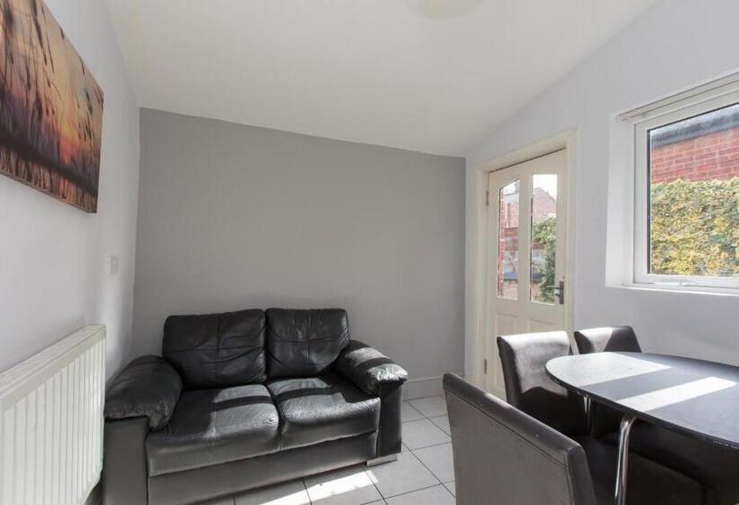 اتاق استاندارد با سرویس بهداشتی مشترک, Townhouse @ Electricity Street Crewe