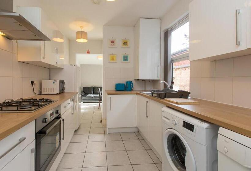 اتاق استاندارد با سرویس بهداشتی مشترک, Townhouse @ Electricity Street Crewe