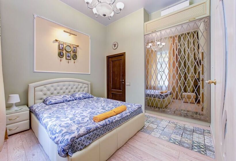 استودیوی استاندارد, Apartments Near Palace Square