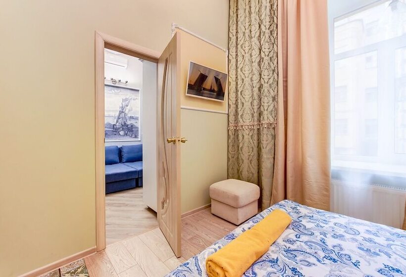 استودیوی استاندارد, Apartments Near Palace Square