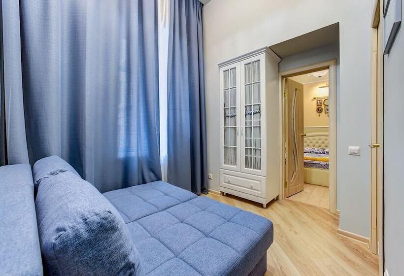 استودیوی استاندارد, Apartments Near Palace Square