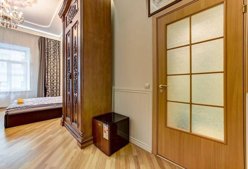 استودیوی استاندارد, Apartments Near Palace Square