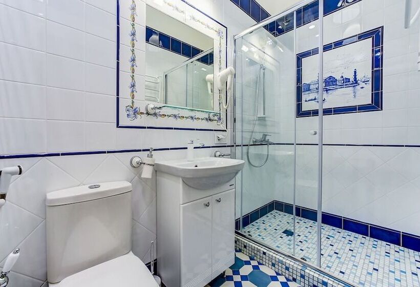 استودیوی استاندارد, Apartments Near Palace Square