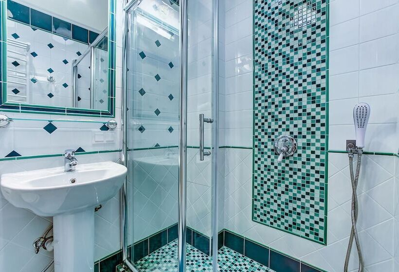 استودیوی استاندارد, Apartments Near Palace Square